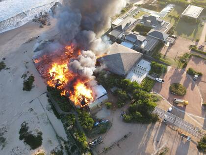 El incendio de La Susana, abajo a la izquierda, el camión y los bomberos voluntarios de José Ignacio