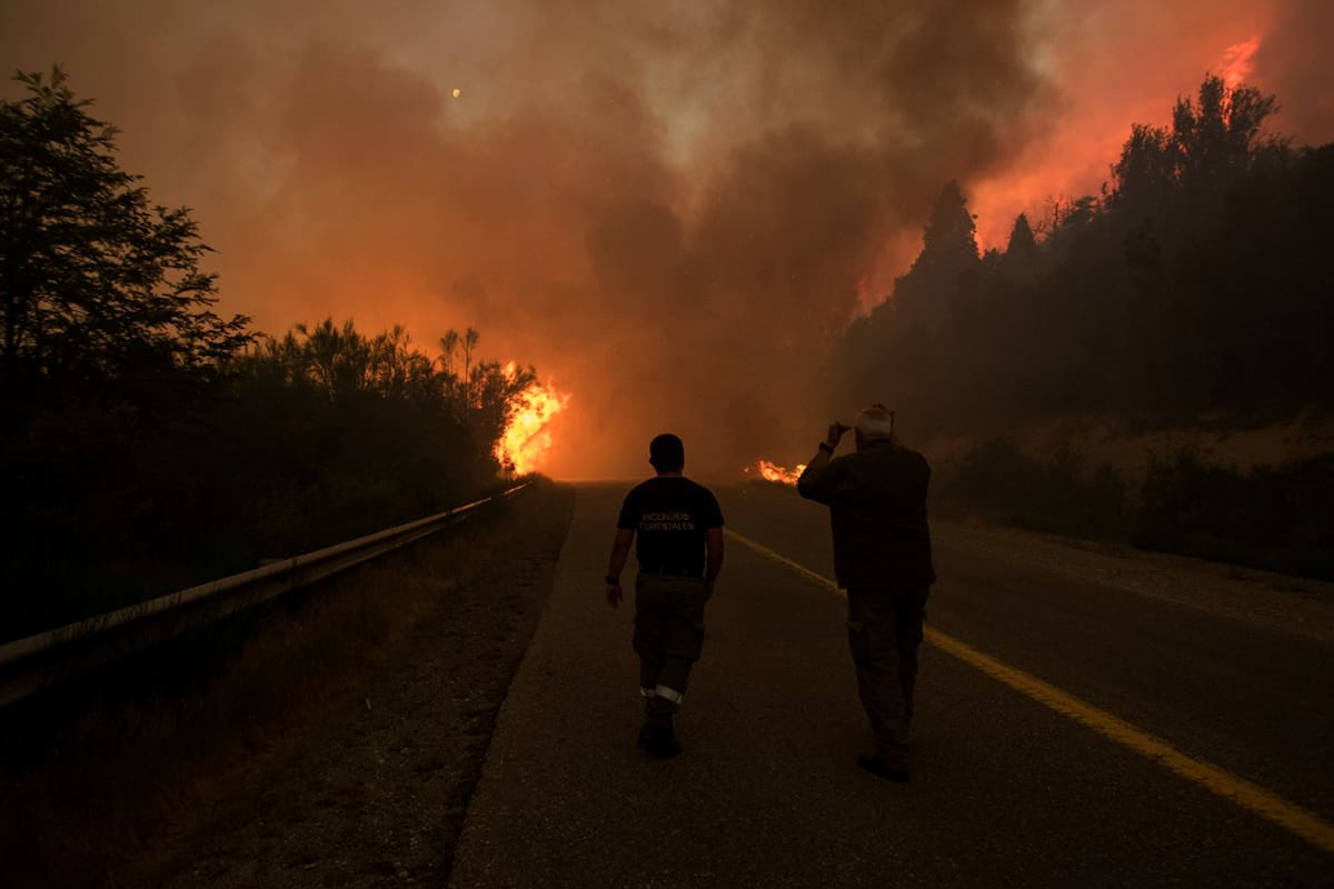 El incendio de los lagos Martin y Steffen avanzó ayer por la noche por el Cañadón de la Mosca y llego a la ruta 40