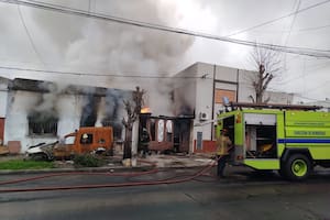 Una mujer murió y un hombre sufrió graves quemaduras durante un voraz incendio en La Plata