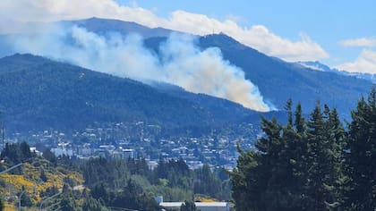 El incendio detectado en la ladera del cerro Otto avanzó ayer a causa del fuerte viento