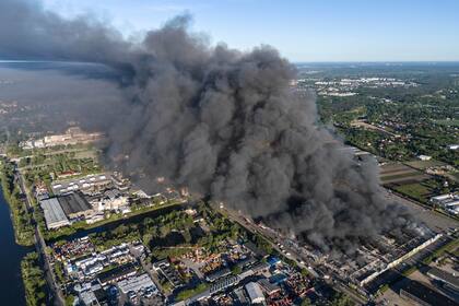 El incendio en el centro comercial de Varsovia, Polonia, el 12 de mayo del 2024. (Foto AP /Norbert Ofmanski)