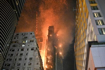 El incendio en el edificio del distrito Tsim Sha Tsui, en Hong Kong. (Peter PARKS / AFP)