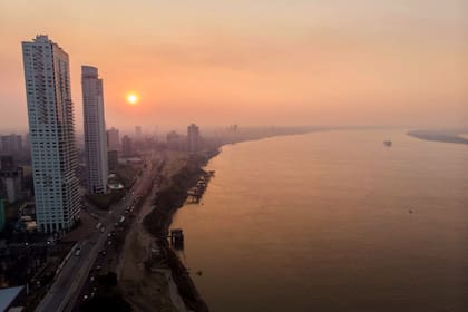 Una vista de la ciudad de Rosario cubierta por el humo