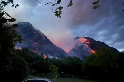 El incendio en Epuyén continúa activo en todo su perímetro