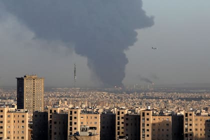 El incendio en la refinería petrolera cerca de Teherán, Irán, el 2 de junio del 2021.  (Foto AP/Vahid Salemi)