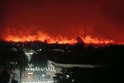 El incendio en Oran llegó muy cerca de la ciudad, pero ya fue sofocado.