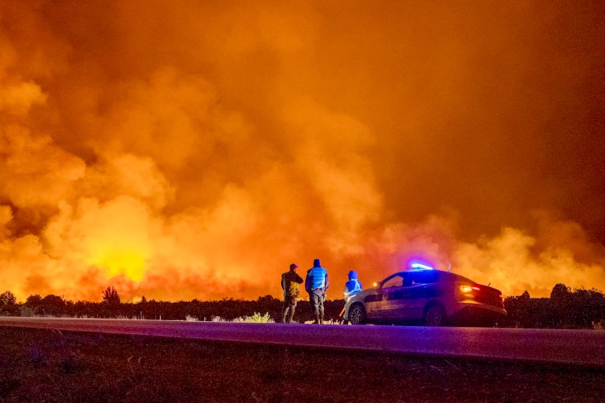 El incendio forestal avanza en distintos frentes entre el Parque Nacional Los Alerces y la zona de Epuyén, impulsado por fuertes vientos