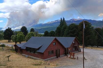 El incendio forestal desatado el jueves no logra ser controlado en el Parque Nacional Los Alerces