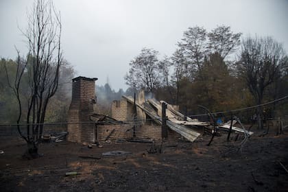 El incendio forestal en la zona de El Hoyo y Golondrinas, en cercanías de El Bolson, consumió decenas de viviendas