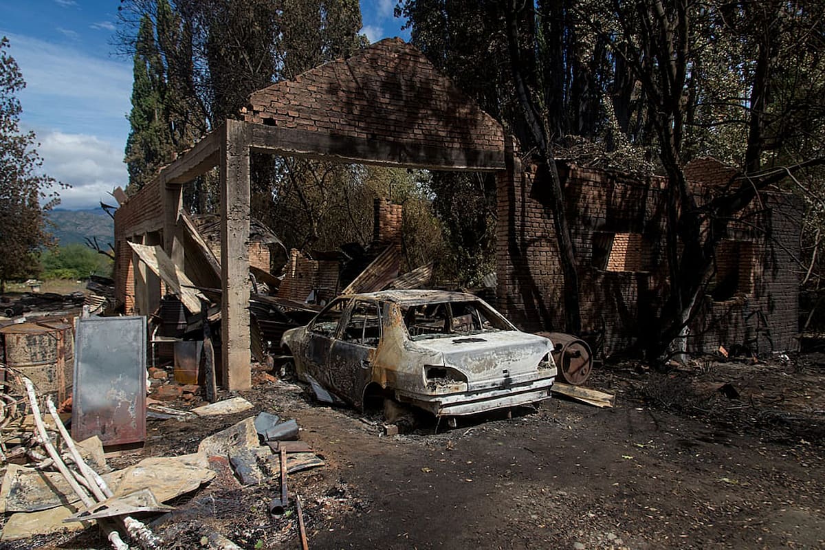 El incendio forestal en la zona de Las Golondrinas, en cercanías de El Bolsón, consumió decenas de viviendas