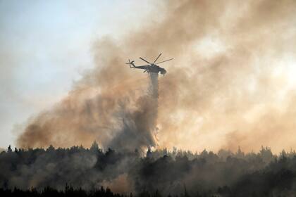 El incendio forestal en Varibobi, Grecia, el 4 de agosto del 2021 (Foto AP/Thanassis Stavrakis)