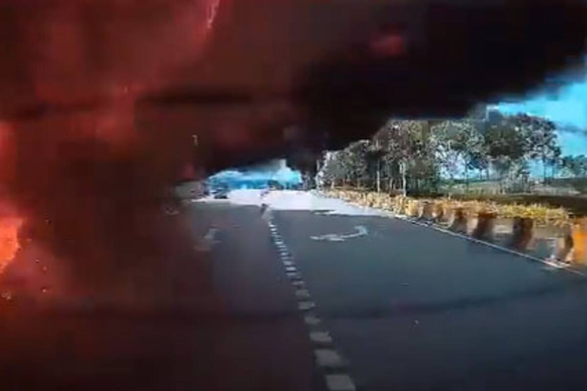 El incendio posterior a la caída de la avioneta en Malasia