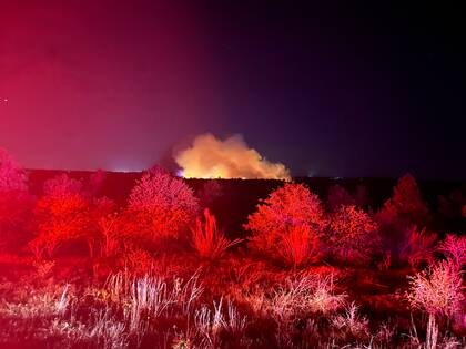 El incendio que comenzó el domingo 22 de marzo continua este lunes 23 de marzo, aunque las autoridades confirmaron que más del 50% ya fue contenido