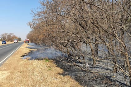 El incendio se desató cerca de las 15 al costado de la ruta del campo
