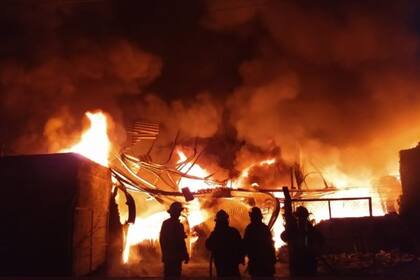 El incendio se desató esta madrugada en una fabrica que se ubica dentro del Parque Industrial