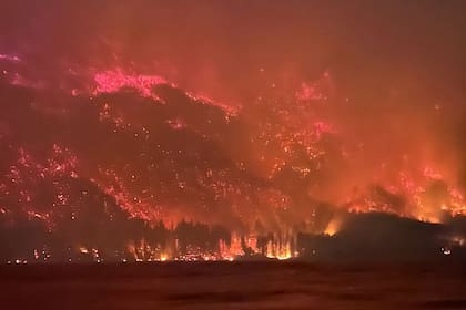 El incendio se extendió por el cerro Pirque