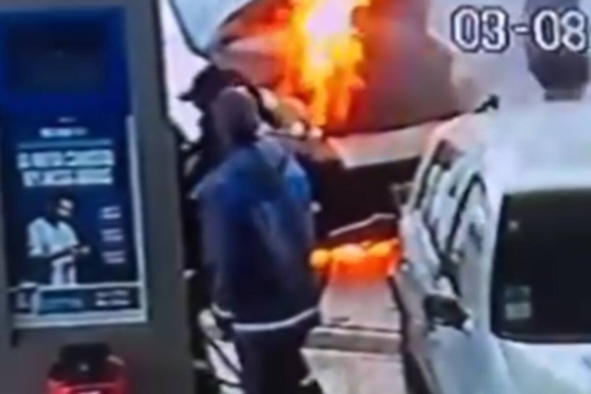 El incendio se habría generado por un desperfecto de la camioneta. Foto: captura