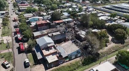 El incendio y las reiteradas explosiones en el depósito produjeron heridos y afectaron las casas vecinas