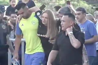 Por un incidente, Eliana Guercio tuvo que ser rescatada por Chiquito Romero en la previa del partido de Boca