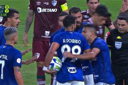 El incidente entre los dos jugadores de Cruzeiro en el partido ante Fluminense