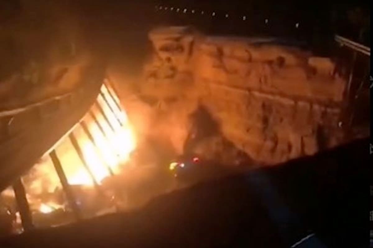 “El incidente provocó que 18 vehículos quedaran atrapados y 31 personas fueron rescatadas del lugar", indicaron