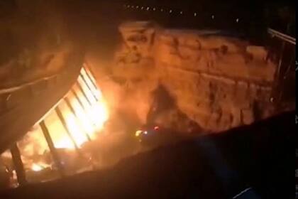 “El incidente provocó que 18 vehículos quedaran atrapados y 31 personas fueron rescatadas del lugar", indicaron