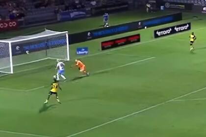 El increíble doble error en el partido de la liga australiana de fútbol entre Central Coast Mariners y Sydney FC