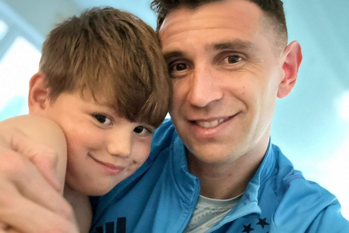 El increíble parecido del Dibu Martínez con su hijo Santiago