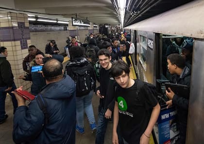 El incremento anunciado busca proporcionar un servicio más frecuente y reducir los tiempos de espera para más de 100 mil usuarios entre semana