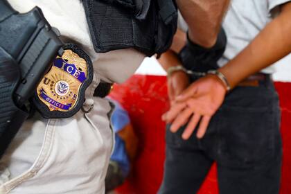 El incremento de redadas bajo la actual administración reactivó preguntas sobre la legalidad de filmar a agentes de inmigración y los derechos que asisten a quienes se enfrentan a estos operativos