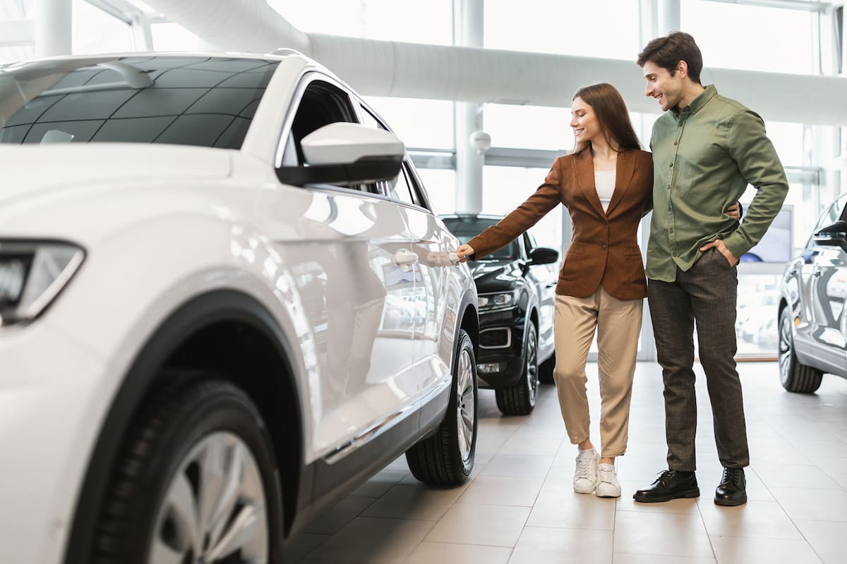 El incremento en los precios de los autos nuevos, que en promedio rondan los 47,400 dólares y las altas tasas de interés, disuaden a muchos consumidores de adquirir un automóvil nuevo