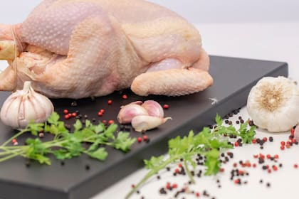El Indec señaló que el pollo entero pasó de los $2370,27 el kilo en marzo a los $2564,95 en abril