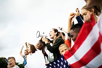 El índice de aprobación entre jóvenes y latinos a Trump cayó en los últimos meses