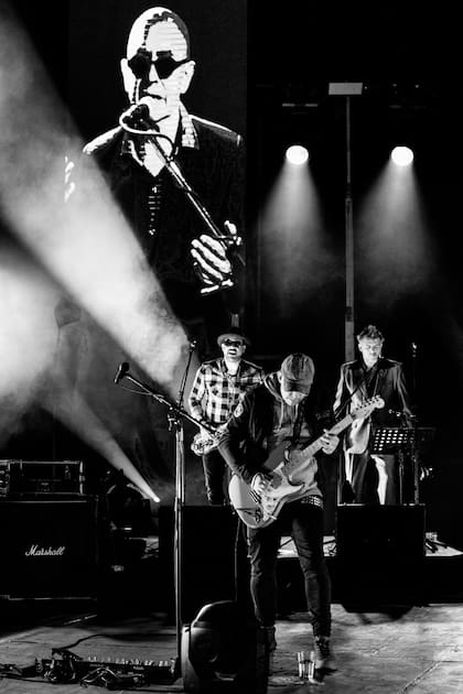 “El Indio tiene la edad para hacer la gran Bowie y cantar de traje", dijo Gaspar Benegas en el show de Los Fundamentalistas del Aire Acondicionado en Epecuén