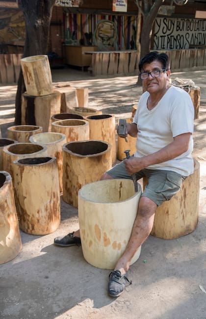 El Indio trabaja la madera del ceibo.