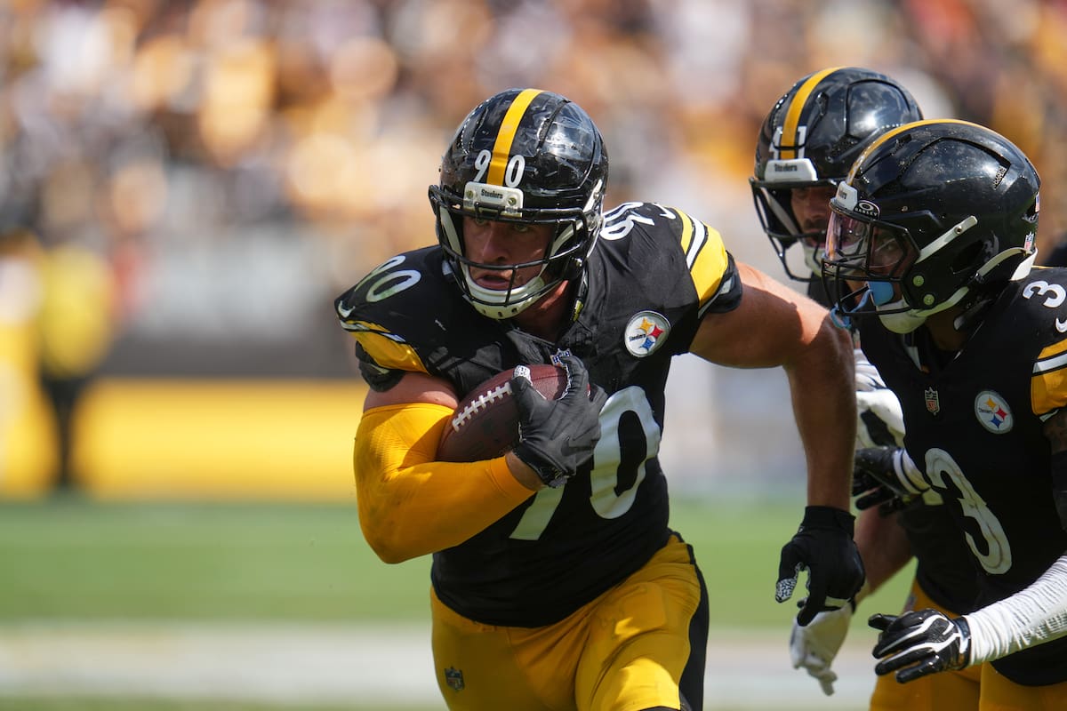 El inebacker T.J. Watt (90) de los Steelers de Pittsburgh devuelve una intercepción ante los Falcons