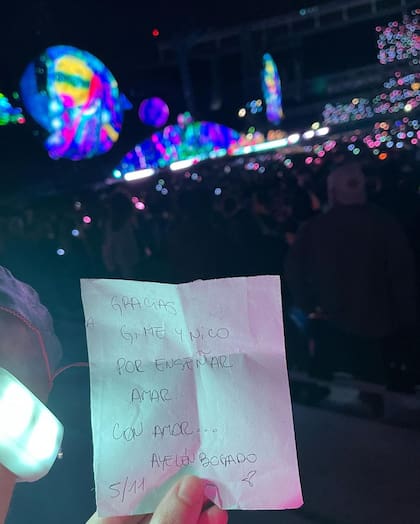 El inesperado mensaje que recibieron Gime Accardi y Nico Vázquez durante su paso por el show de Coldplay