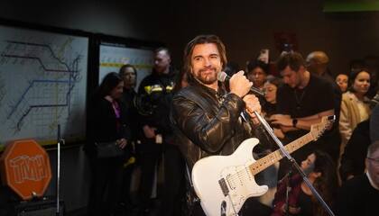 El inesperado show comenzó con “Una noche contigo”. Muchos de los transeúntes que pasaban por ahí decidieron aplazar sus obligaciones y disfrutar de la música