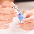 Papel de aluminio en las uñas: para qué sirve y por qué recomiendan este truco