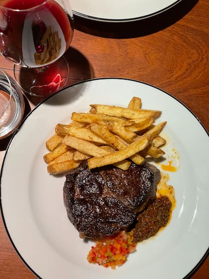 El infaltable bife de chorizo con papas fritas.