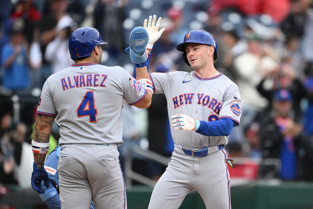 El infielder de los Mets de Nueva York, A.J. Ewing (derecha), celebra su cuadrangular de tres carrer