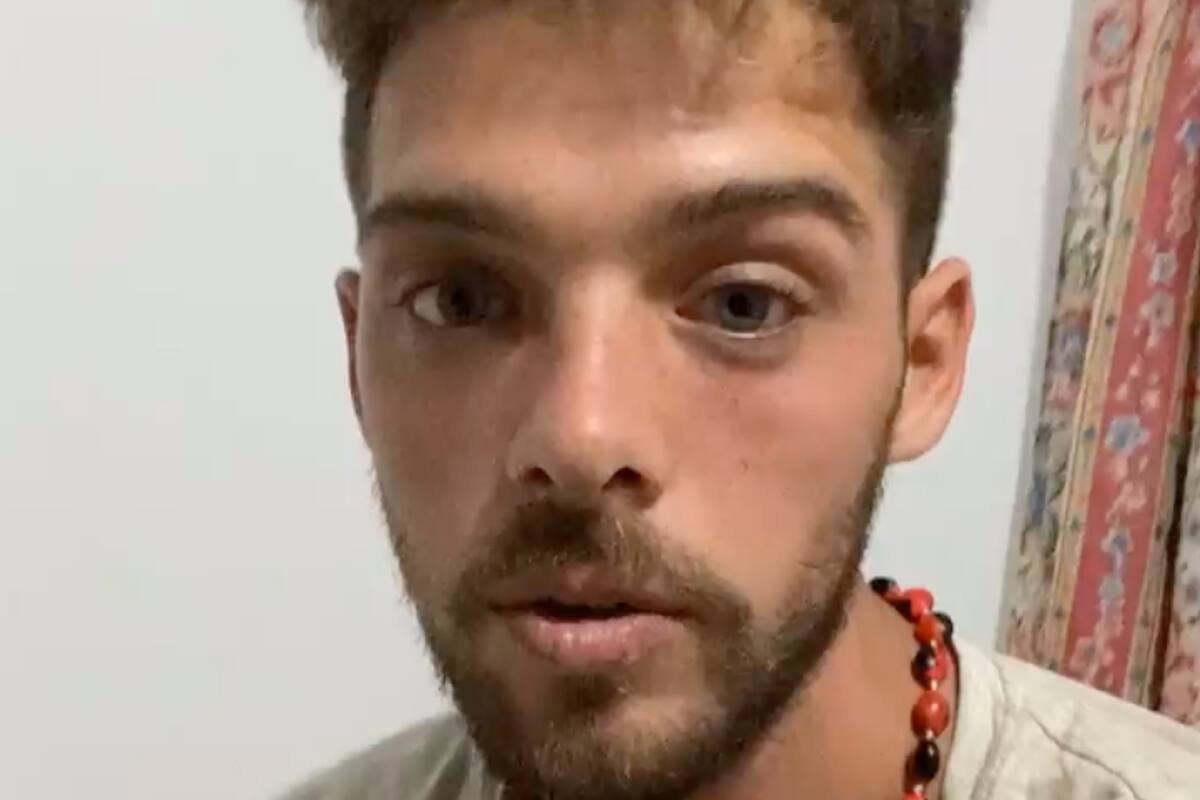 El influencer debió salir escoltado por la Policía local ya que un grupo de personas no estaba de acuerdo con la forma en la que realizó la donación de los rodados a la comunidad de Misión Chaqueña