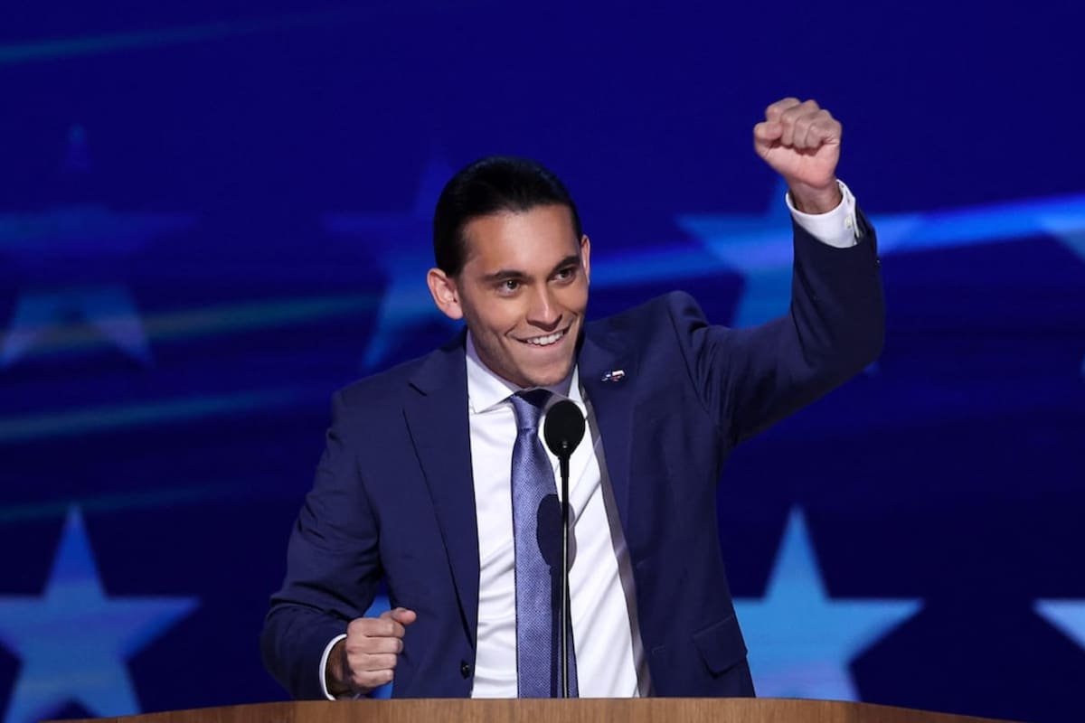 El influencer latino Carlos Eduardo Espina saluda durante el tercer día de la Convención Nacional Democrática, el 21 de agosto en Chicago