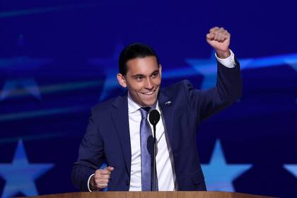 El influencer latino Carlos Eduardo Espina saluda durante el tercer día de la Convención Nacional Democrática, el 21 de agosto en Chicago