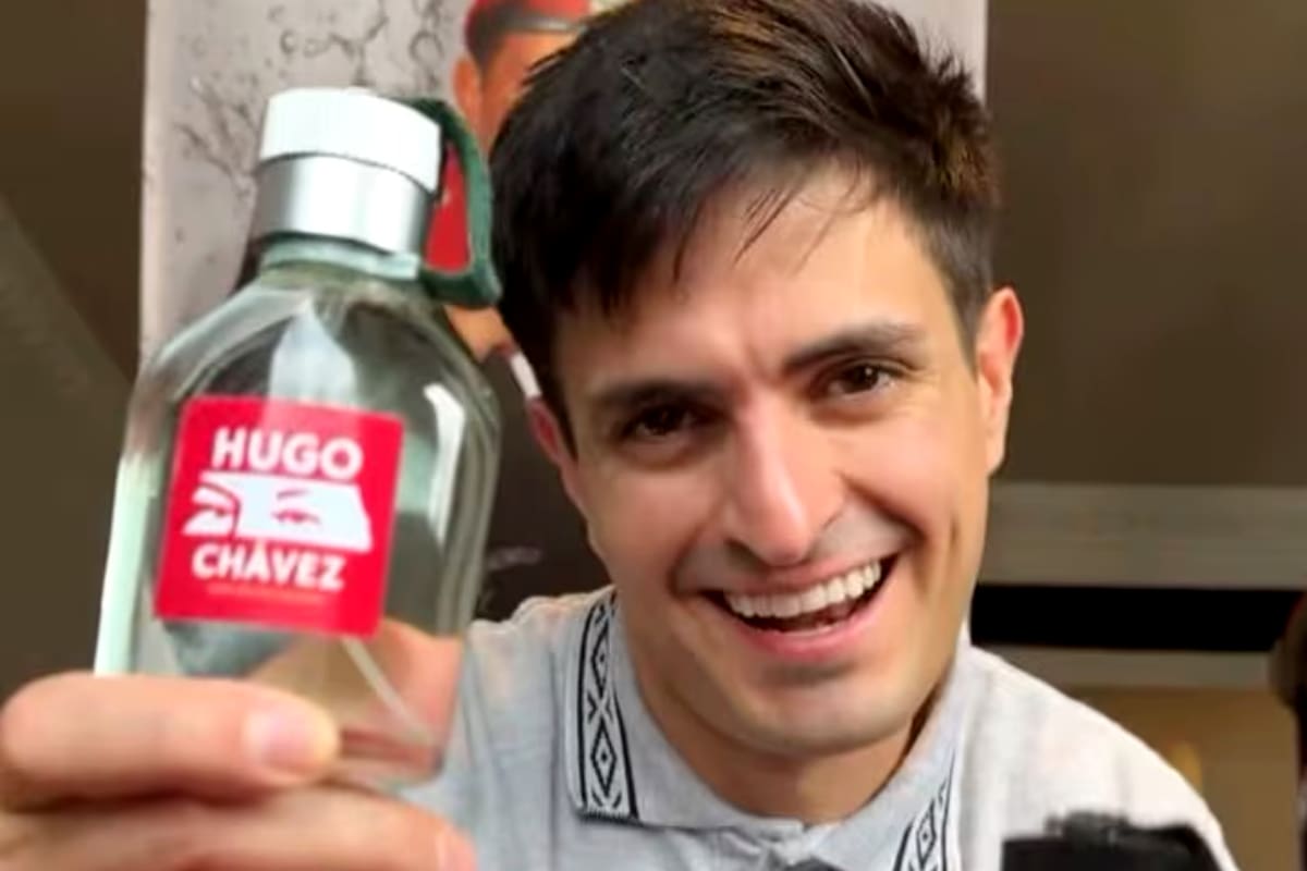 El influencer Michelo presentó un perfume “anti-colonia” que lleva el nombre del expresidente Hugo Chávez