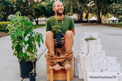 El influencer Robin Greenfield es un activista ambiental que promueve el empleo de Coleus barbatus como sustituto del papel