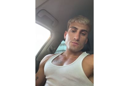 El influencer se tiñó de rubio y sorprendió a sus seguidores