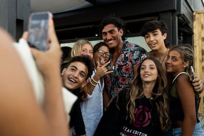 El influencer Tomás Holder, en Pinamar
