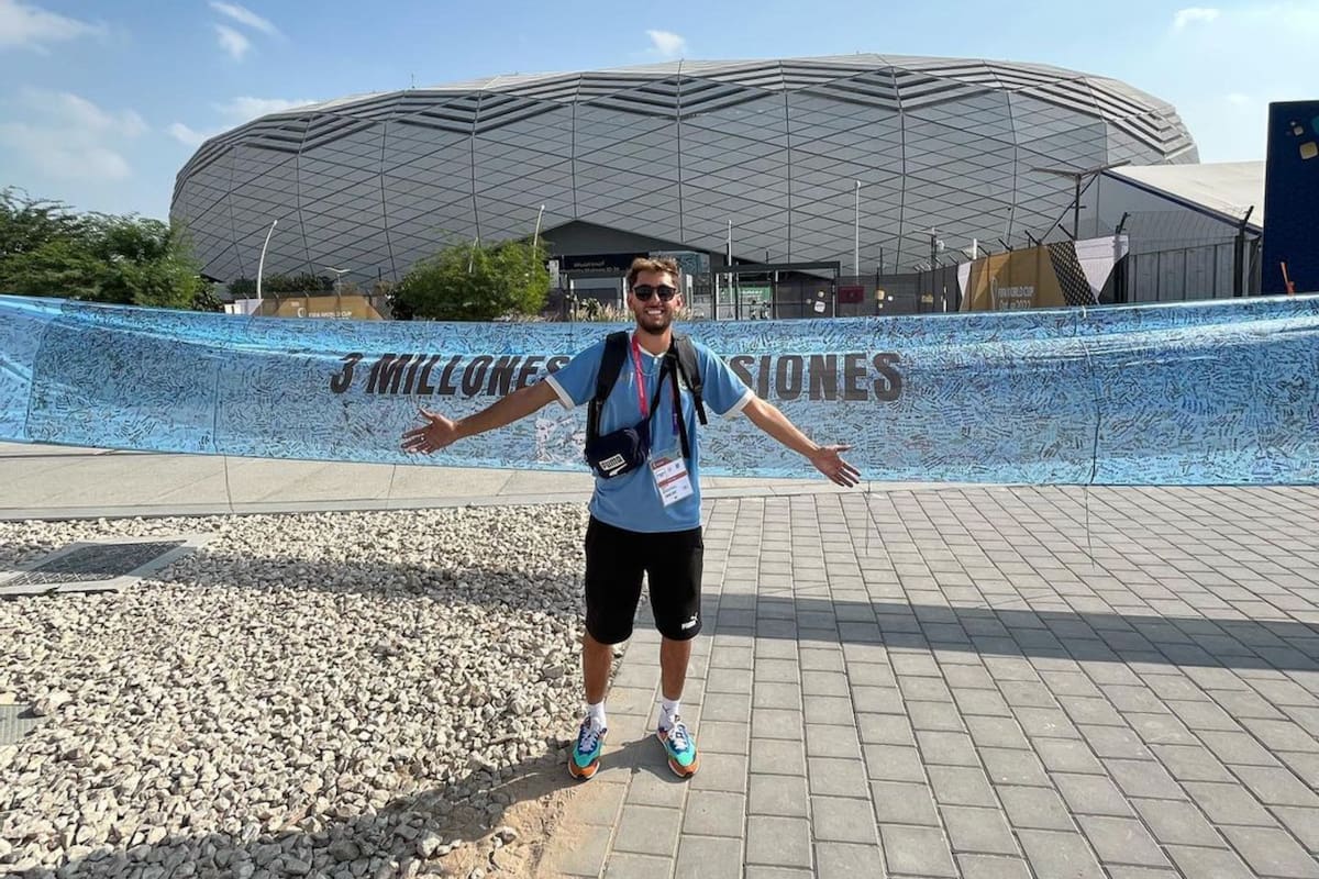 El influencer uruguayo llegó a Qatar con más 8000 firmas en la bandera