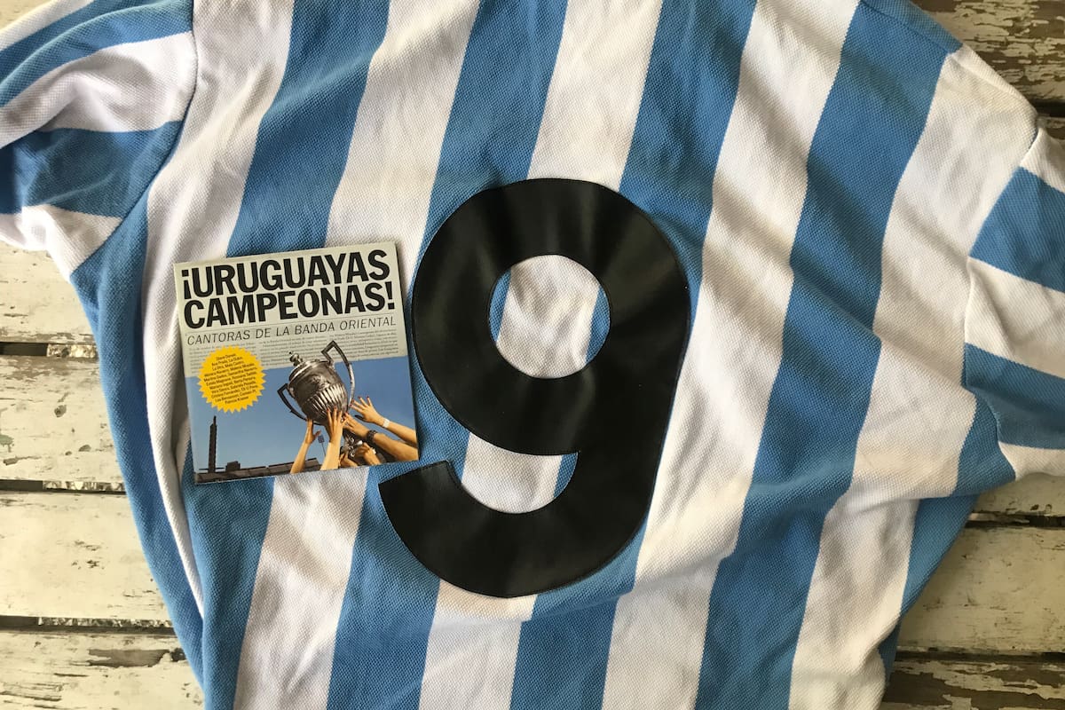 El influjo mágico del Chango Cárdenas y la llave para hacer una sesión de fotos en el Estadio Centenario de Montevideo.